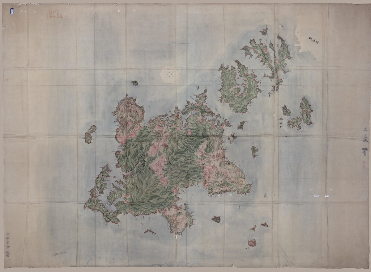 A historical map of the Goto islands showing green and pink hilly mountains, with a light blue background.